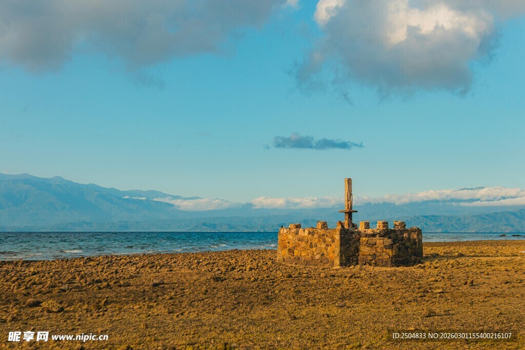 海边旷野中的古老建筑
