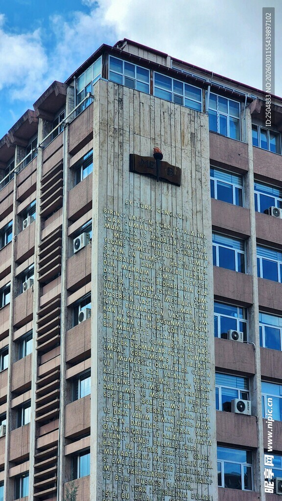 多层灰色办公楼外观