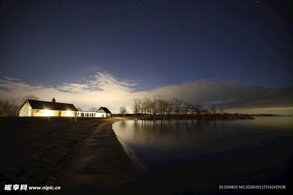 湖畔夜色中的温馨小屋