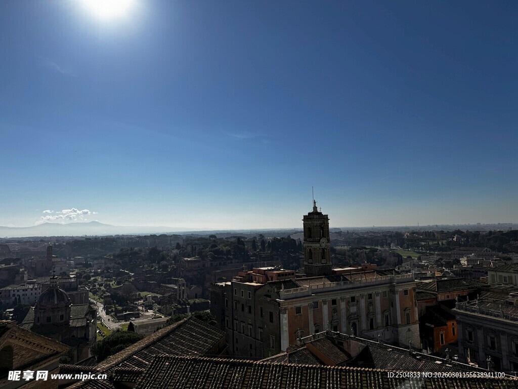 城市天际线与明亮阳光