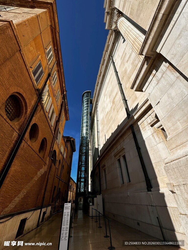 狭窄街道间的古老建筑