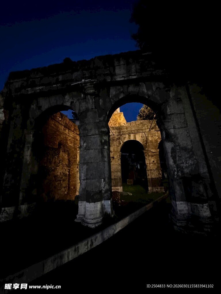 夜幕下的古老拱门遗迹