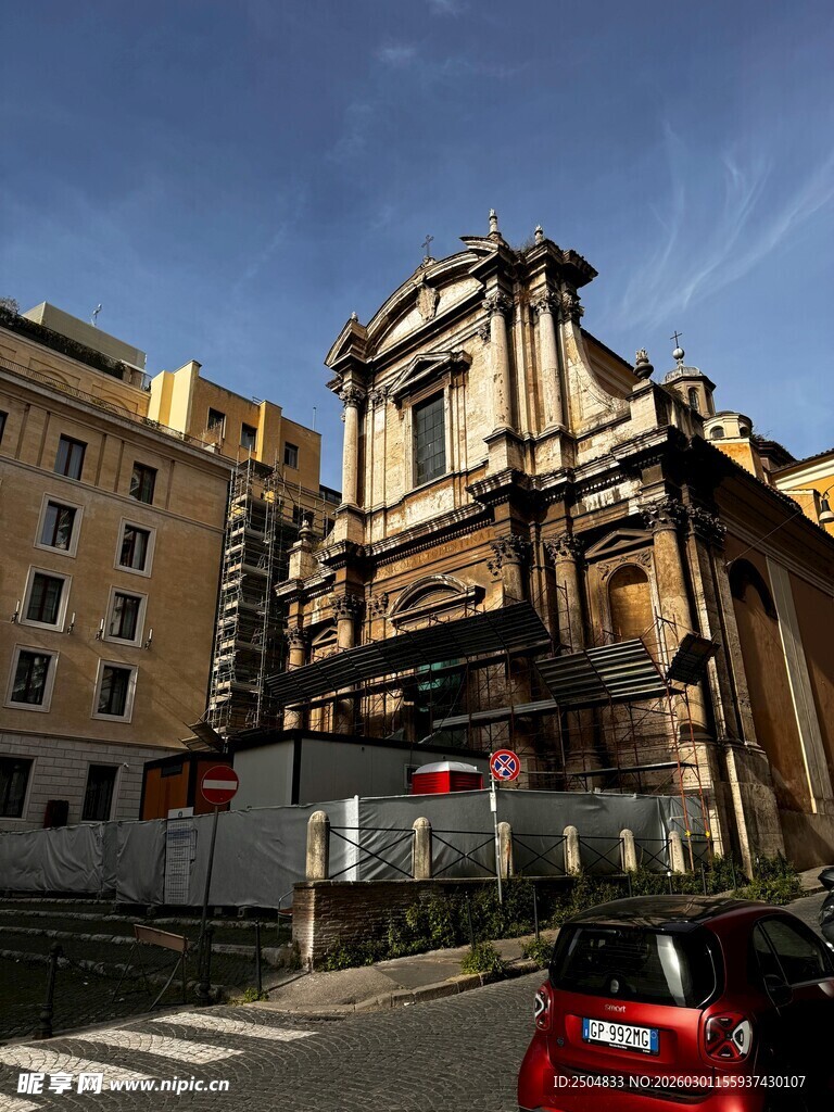 城市街道旁的古老建筑