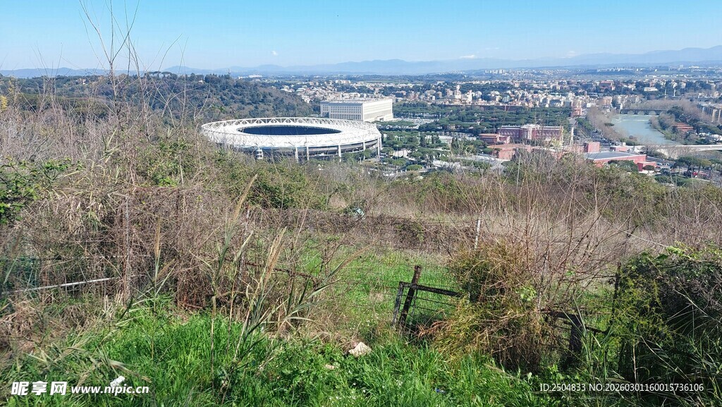 俯瞰城市与自然景观