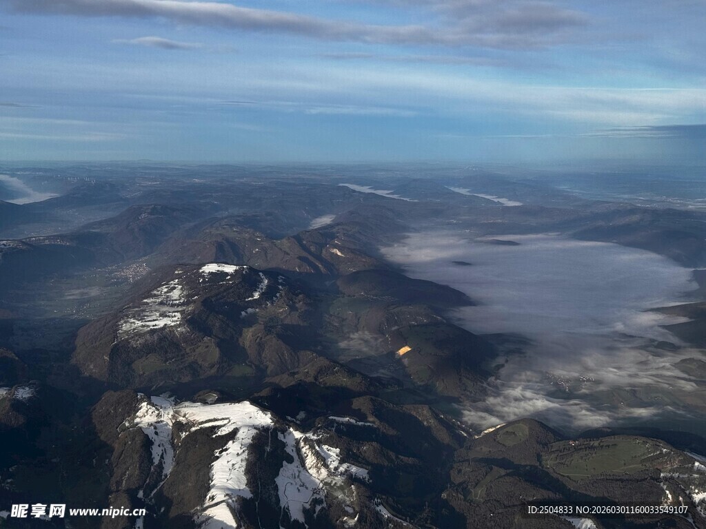 俯瞰壮丽山峦与广袤景致