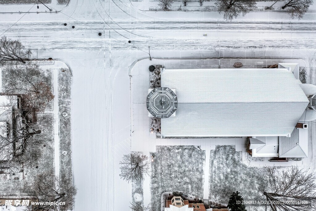 冬日雪景下的静谧庭院