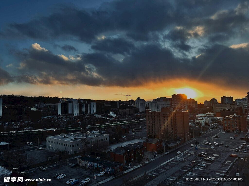 城市日落时分壮丽景观