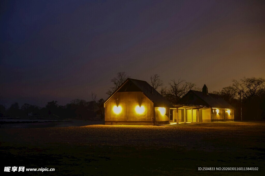 夜幕下灯火通明的温馨小屋