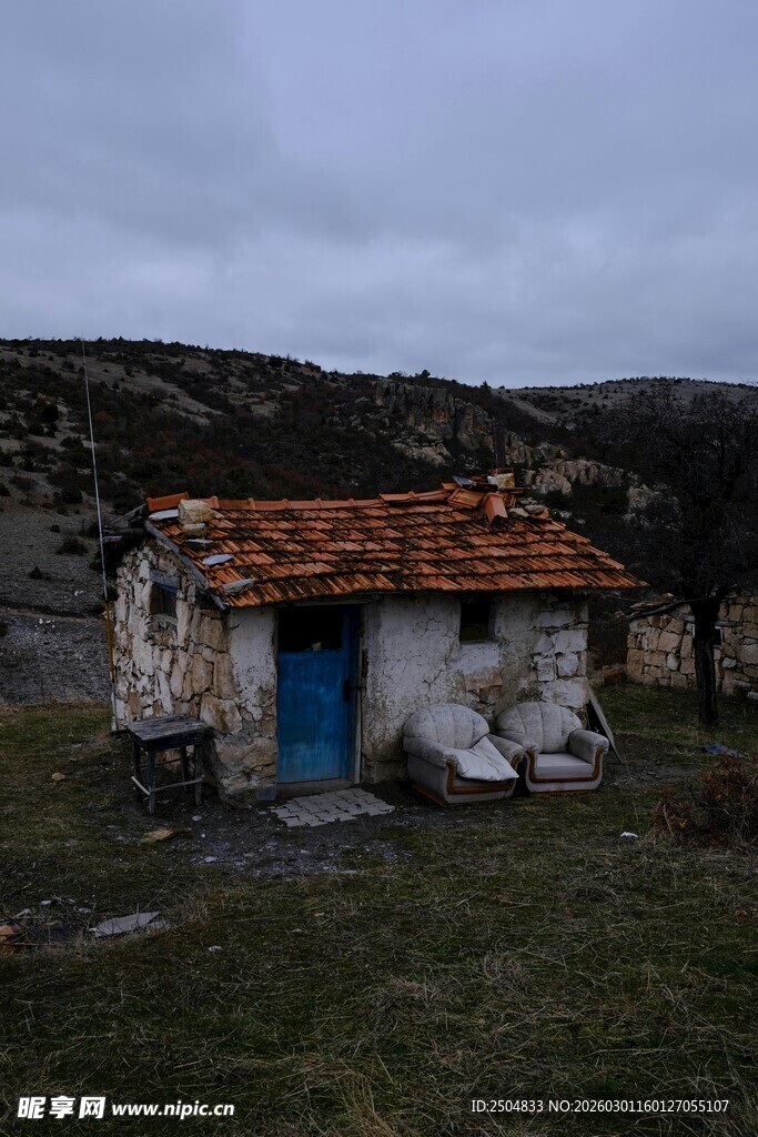 荒野中的老旧蓝门小屋