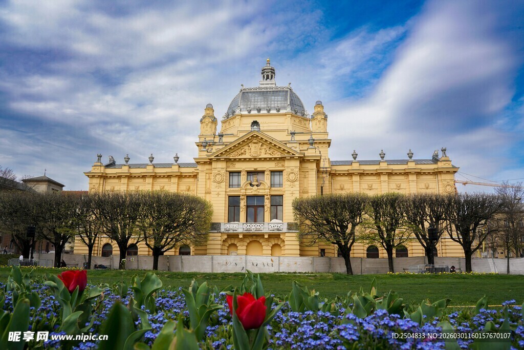 金色建筑前的绚烂花卉景观