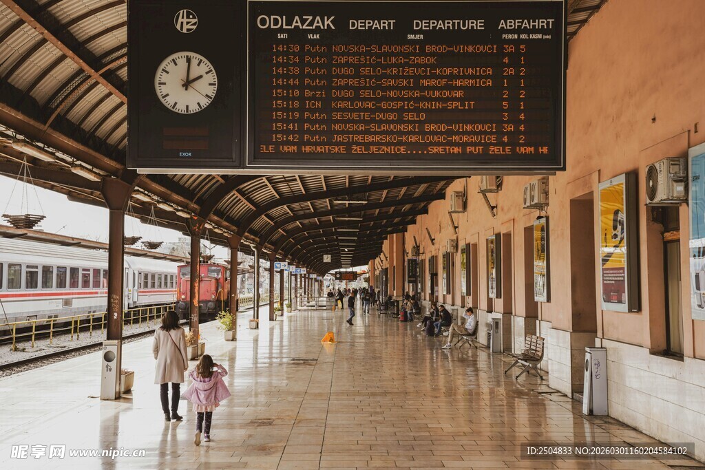 火车站台的日常场景