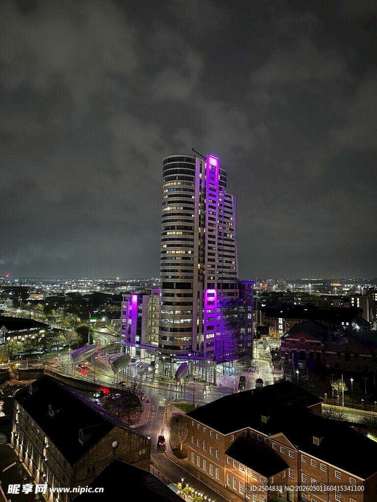 城市夜景中的璀璨摩天大楼