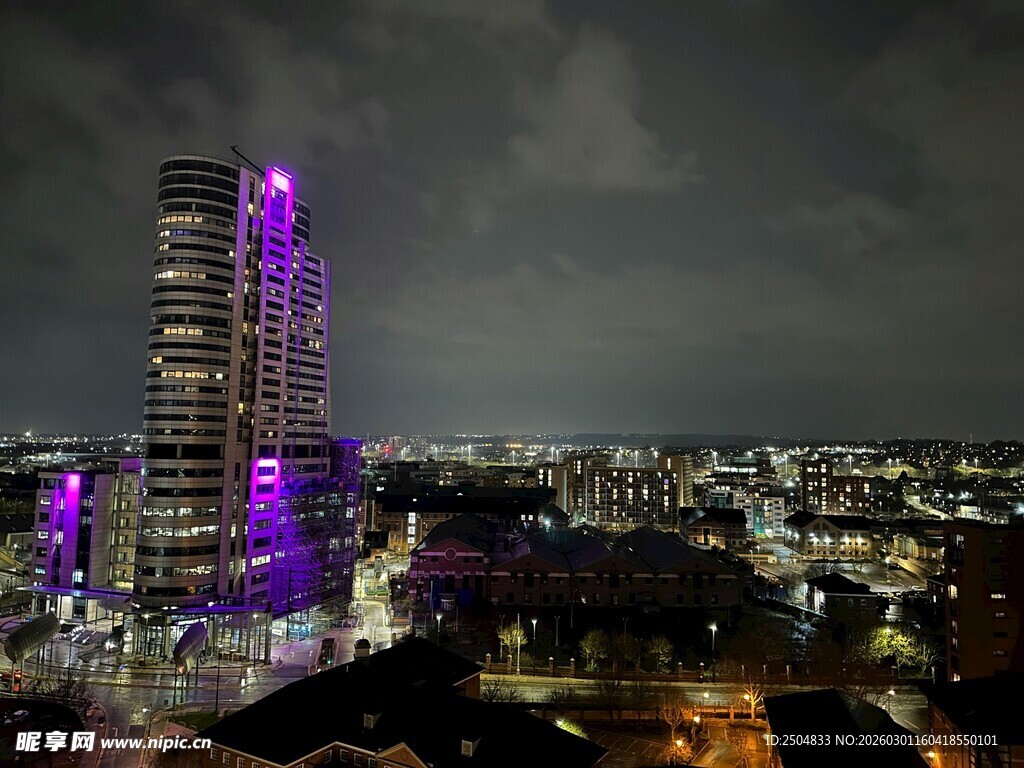 城市夜景中的璀璨摩天大楼