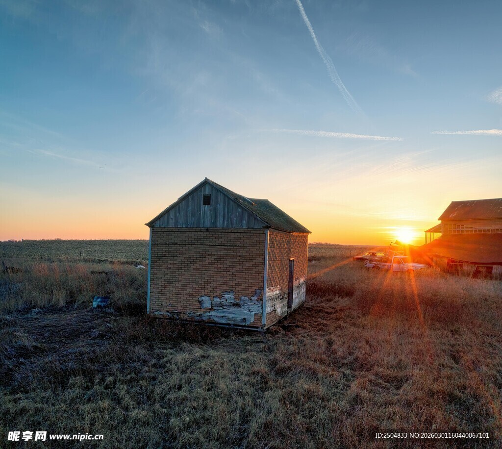 夕阳下的田野小屋
