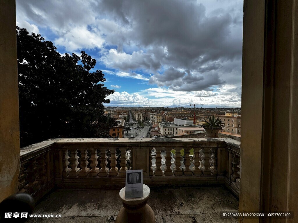 阳台外的城市与多云天空