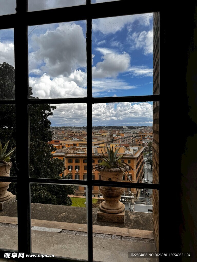 透过窗框赏户外美丽景致