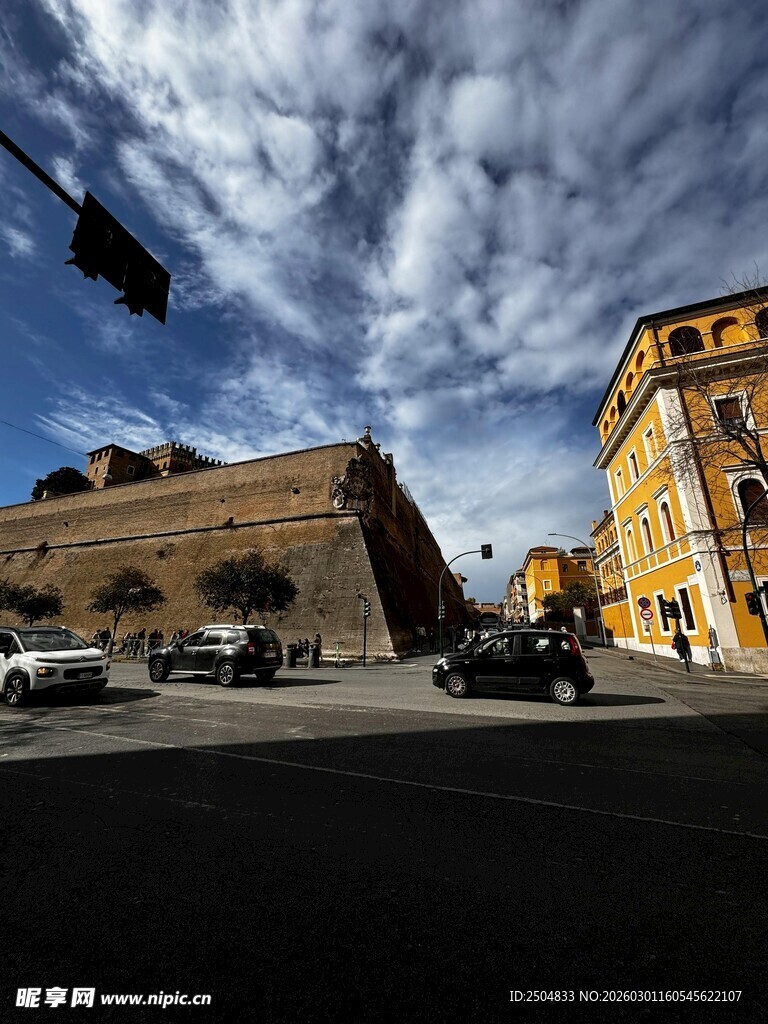 罗马街头建筑与车辆景观