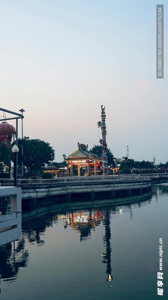 河畔暮色景观