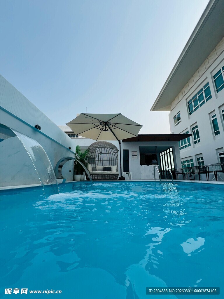 豪华住宅旁的清澈 泳池