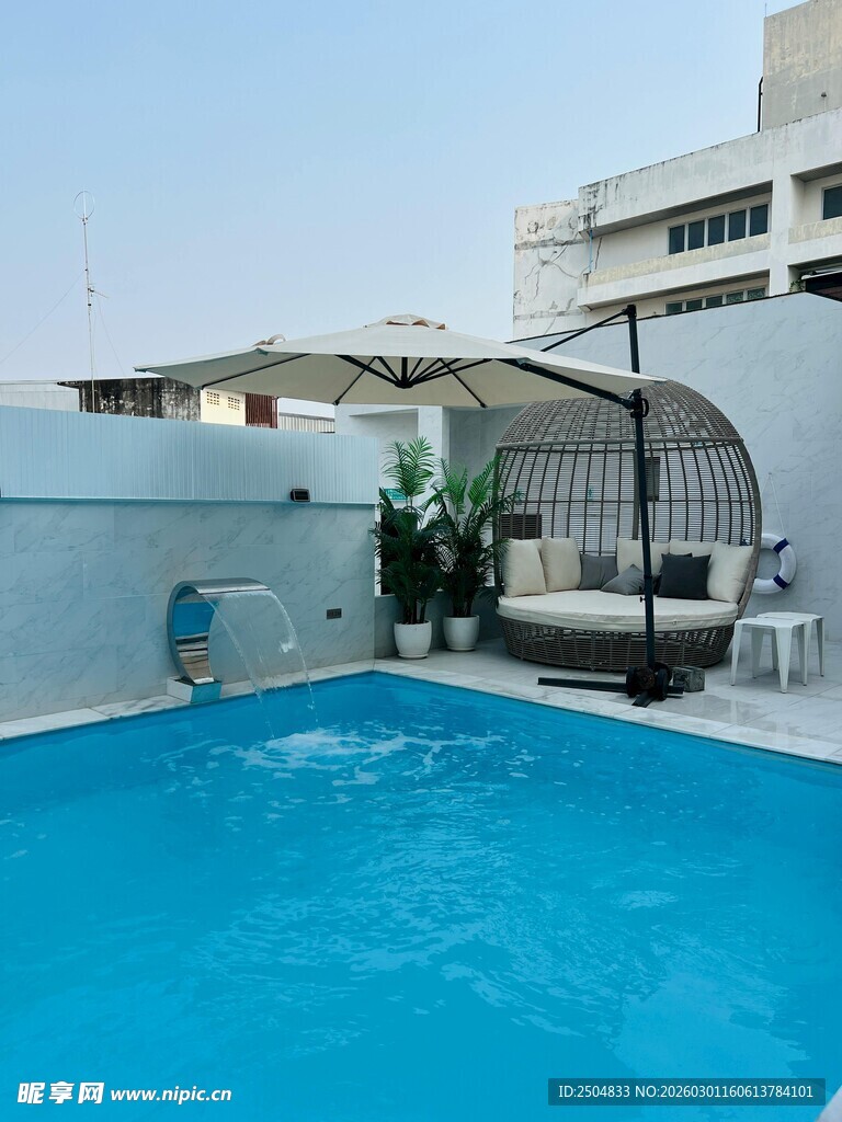 屋顶泳池与休闲景观