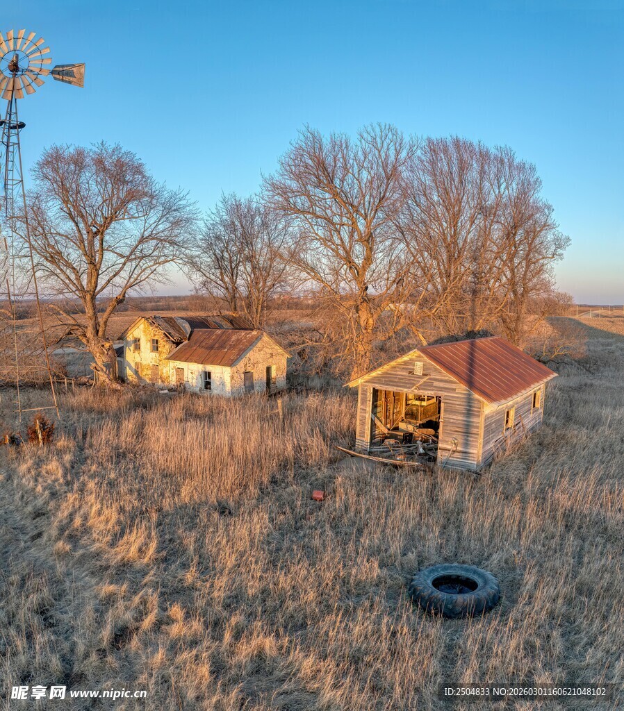乡村田野中的老旧房屋