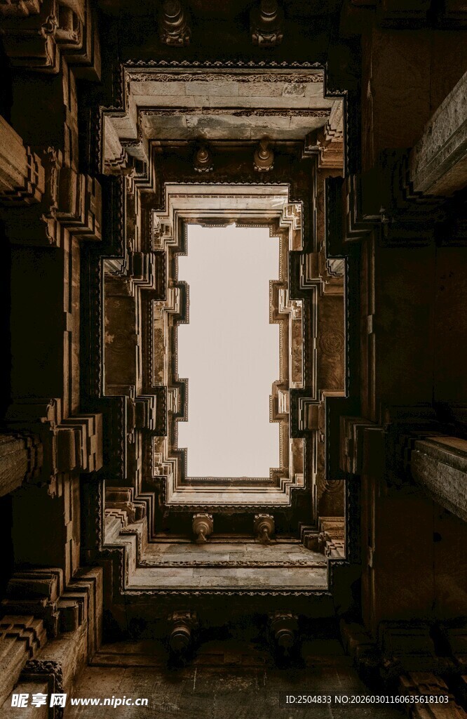 古老建筑内的方形天窗