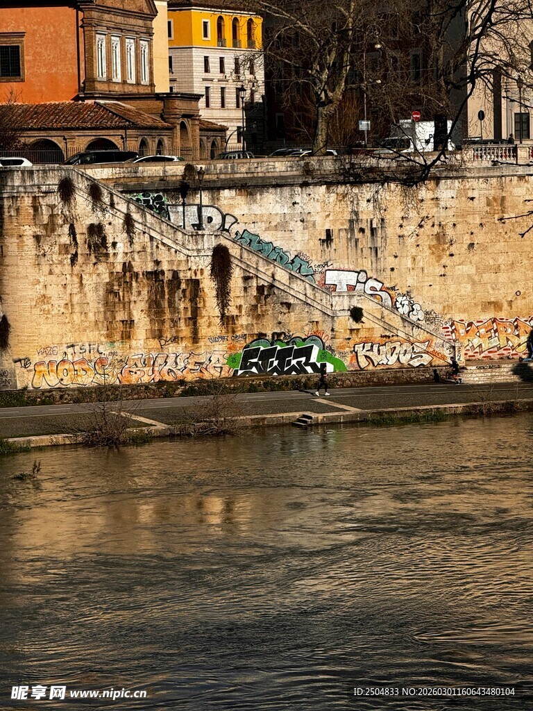 河畔古老城墙与多彩涂鸦