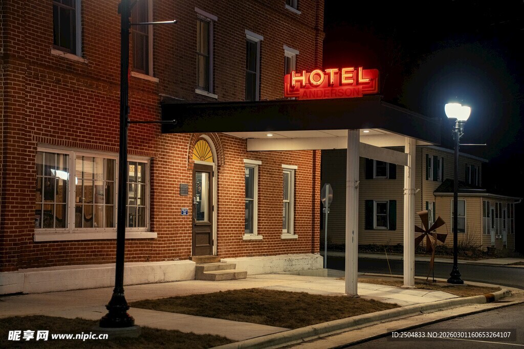 夜晚中的旅馆外观