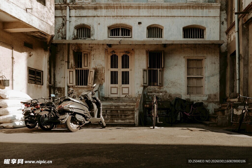 老旧庭院中的废弃景象