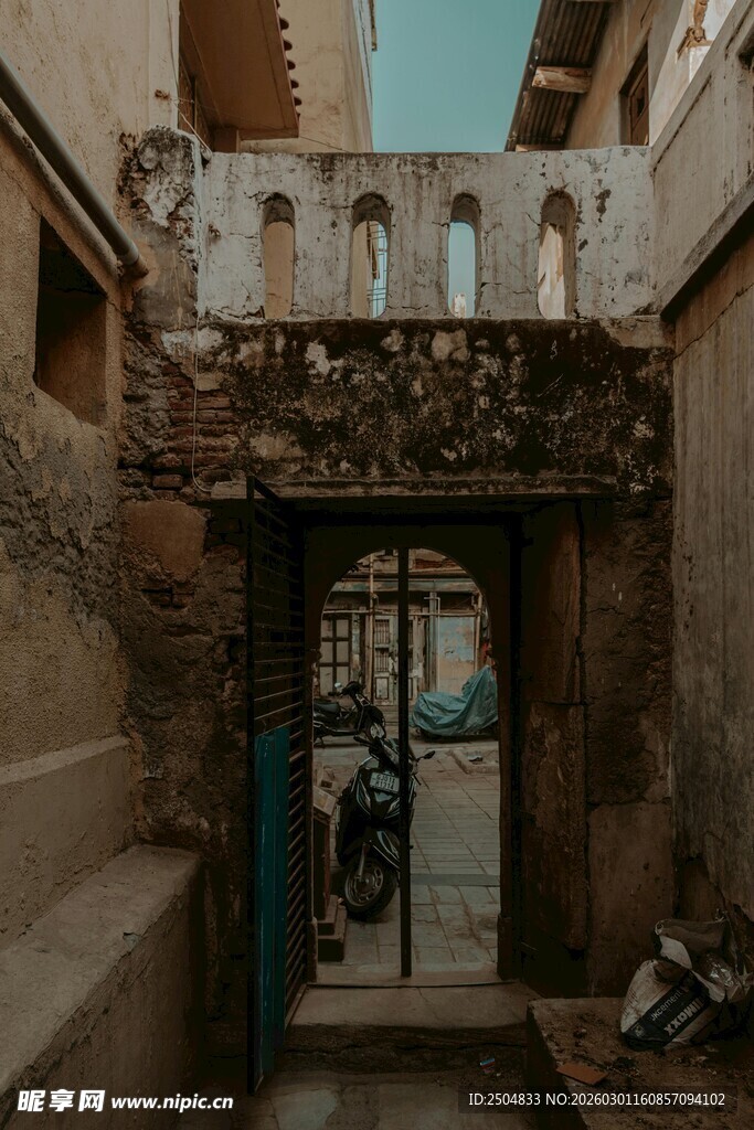 古老门洞下的独特景象