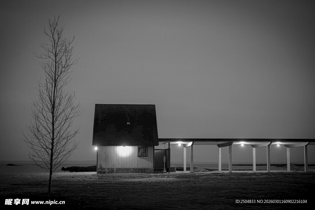 黑夜中的孤独房屋