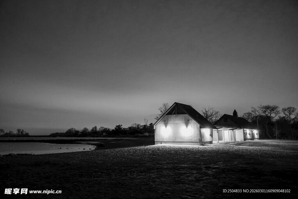 黑夜中的孤独小屋