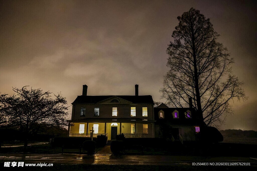夜幕下的神秘灯火老宅