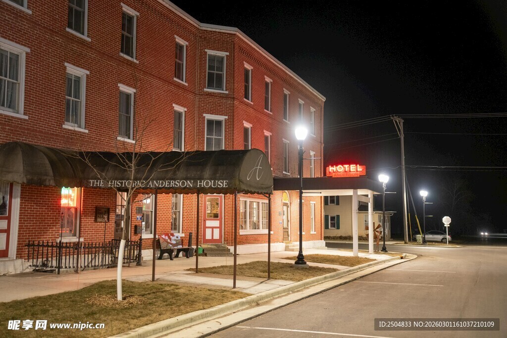 夜晚的红砖建筑与街景