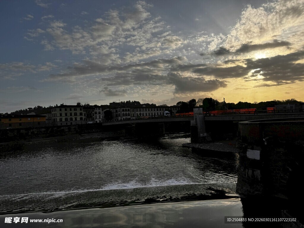 夕阳下的河畔风景