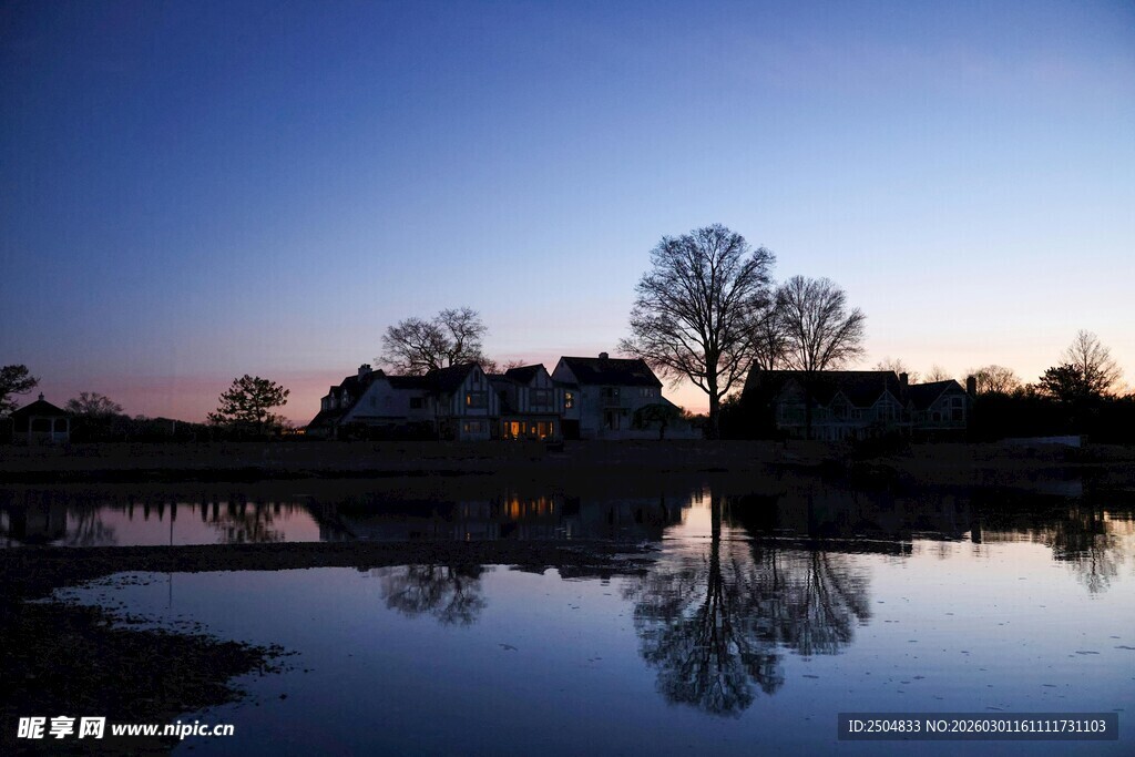 湖畔黄昏倒影美景