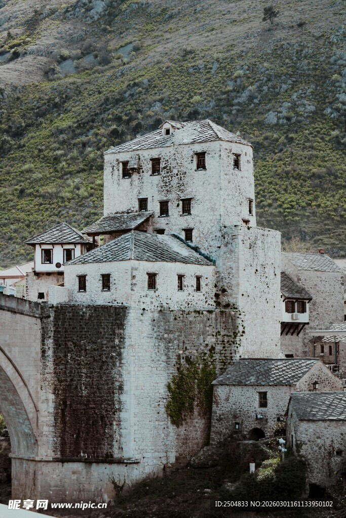 古老石桥旁的白色建筑