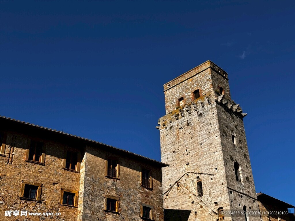 古老塔楼与建筑景观