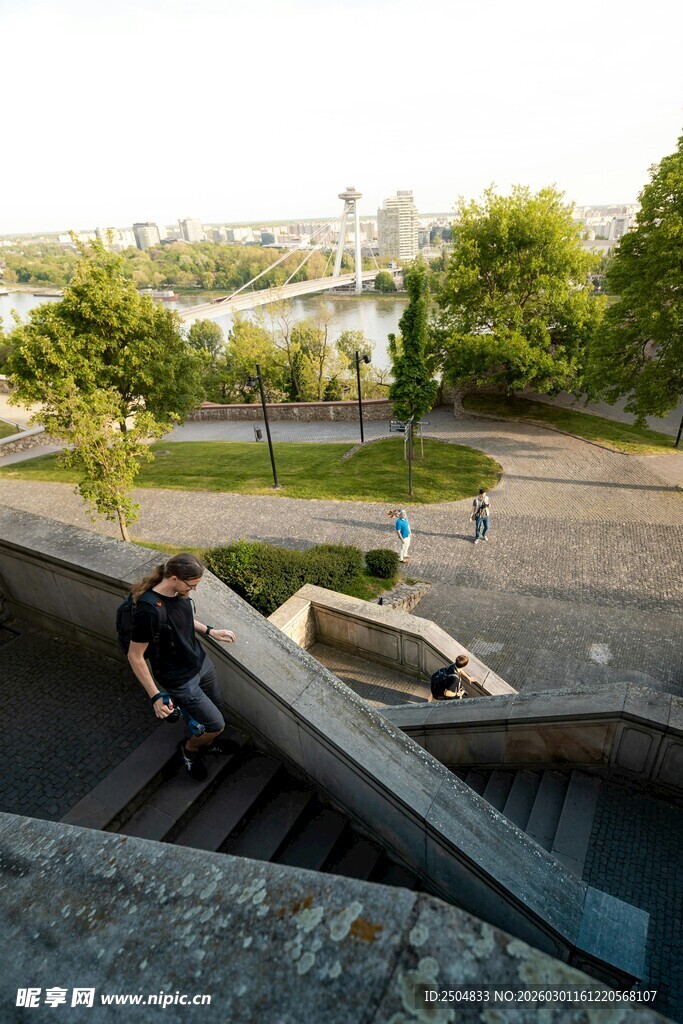 滑板者于户外坡道做特技