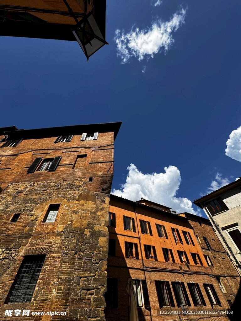 古老建筑与蓝天相映成趣