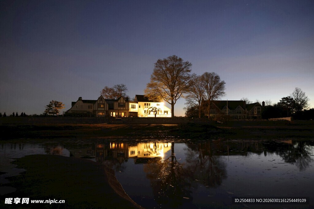 湖畔夜宅倒影美景