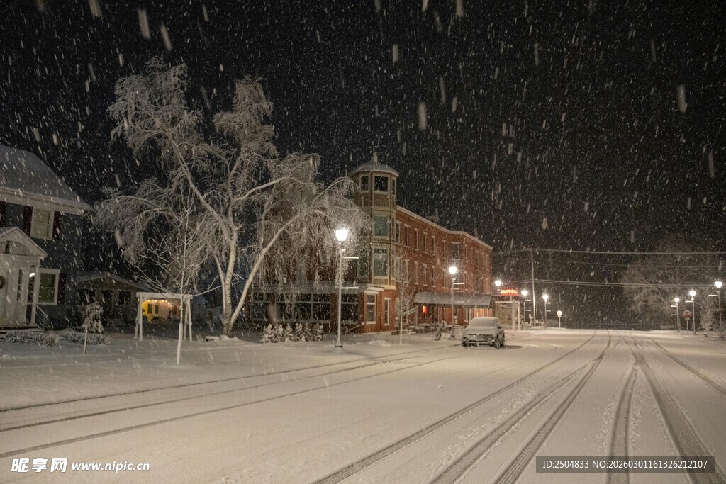 雪夜中的静谧小镇街道
