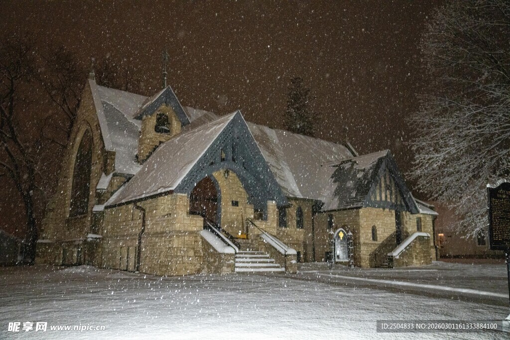 雪夜中的古朴小屋