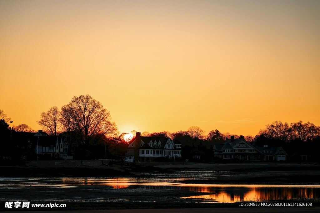 夕阳下的静谧水边景致