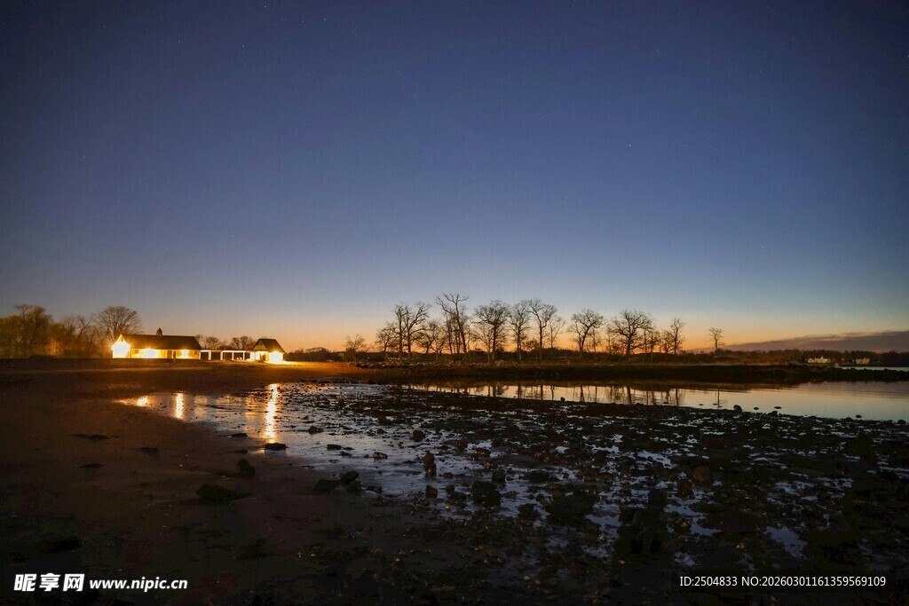 湖畔暮色夜景