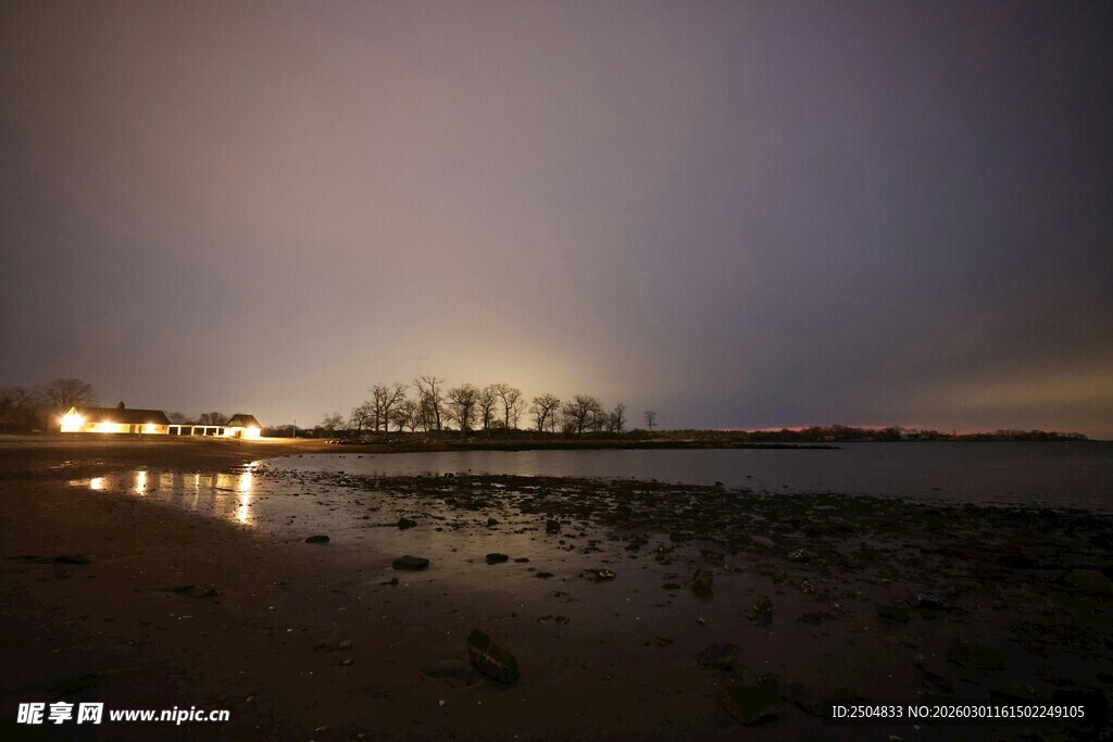 夜幕下的静谧水边景象