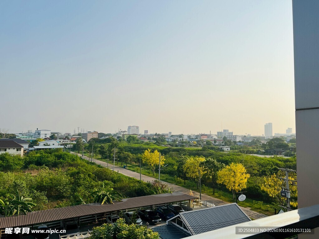 城市阳台外的绿意景致