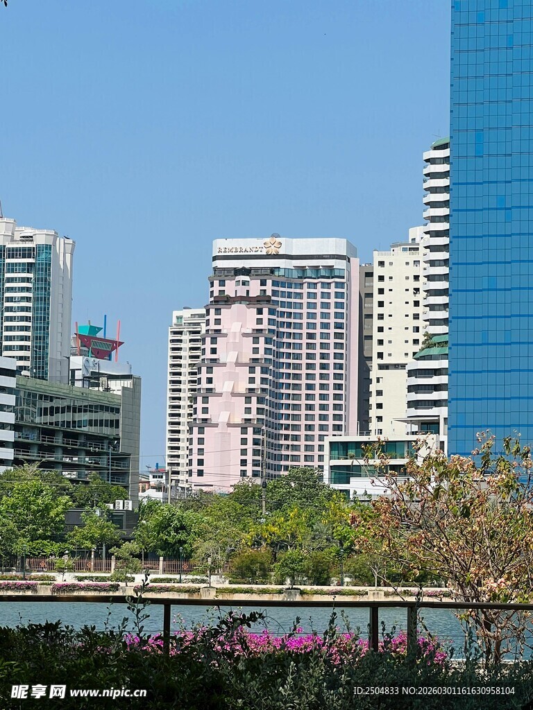 城市河畔高楼景观