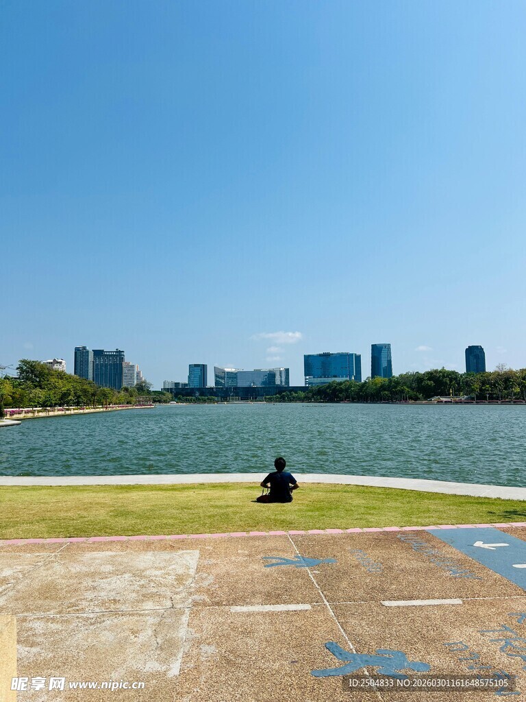 湖畔独坐者 城市风光相伴