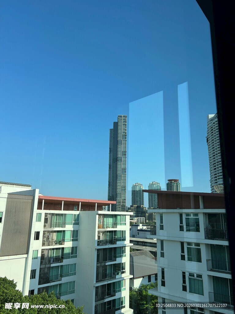 城市高楼间的窗外景致